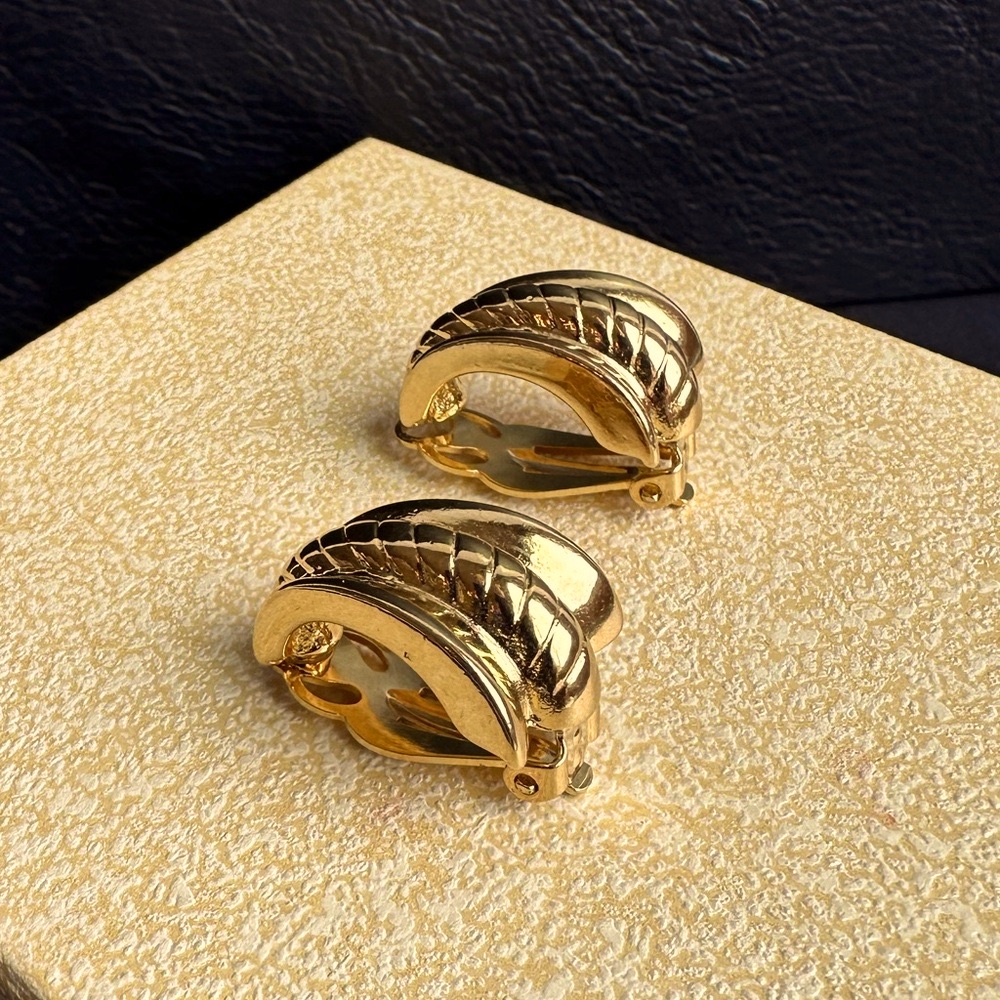 Vtg F.O. Fernando Originals Chunky Goldtone Half Hoop Clip On Earrings
